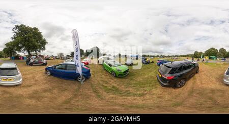 Visualizzazione panoramica a 360 gradi di Trinity Park, Ipswich – 2021 agosto. I club proprietari di auto che espongono i loro rispettivi veicoli, automobili e giostre durante il Festival annuale delle ruote