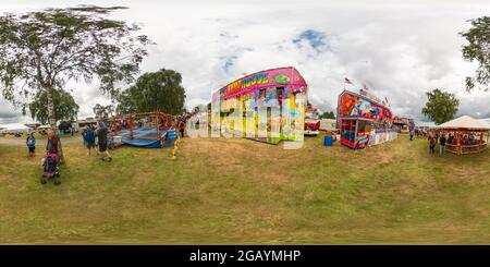 Visualizzazione panoramica a 360 gradi di Trinity Park, Ipswich – 2021 agosto. Mobile fair Ground corre a Trinity Pak durante l'annuale Festival of Wheels a Ipswich