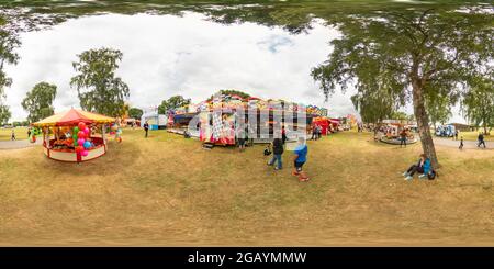 Visualizzazione panoramica a 360 gradi di Trinity Park, Ipswich – 2021 agosto. Mobile fair Ground corre a Trinity Pak durante l'annuale Festival of Wheels a Ipswich