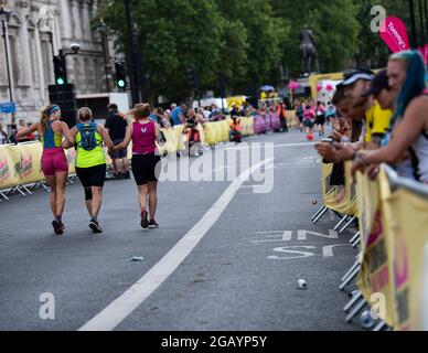 Londra, Regno Unito. 01 agosto 2021. I runner partecipano alla mezza maratona dei 2021 punti di riferimento di Londra. La mezza maratona dei punti di riferimento di Londra è una strada chiusa, una corsa nel centro di Londra ed è l'unica mezza maratona da attraversare sia la City of London che la City of Westminster. Credit: SOPA Images Limited/Alamy Live News Foto Stock