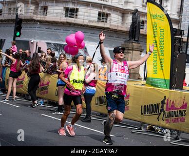 Londra, Regno Unito. 01 agosto 2021. I runner partecipano alla mezza maratona dei 2021 punti di riferimento di Londra. La mezza maratona dei punti di riferimento di Londra è una strada chiusa, una corsa nel centro di Londra ed è l'unica mezza maratona da attraversare sia la City of London che la City of Westminster. (Foto di Loredana Sangiuliano/SOPA Images/Sipa USA) Credit: Sipa USA/Alamy Live News Foto Stock