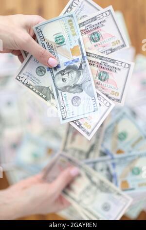 La donna sta tenendo il lotto dei contanti americani closeup dei soldi Foto Stock