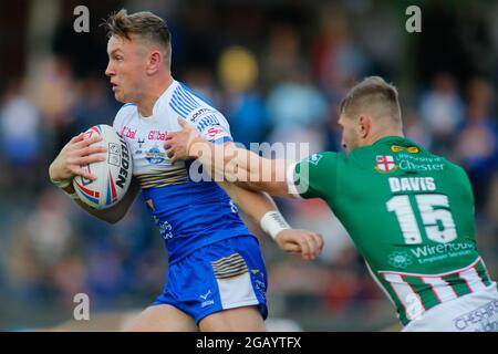 Leeds, Regno Unito. 01 agosto 2021. Emerald Headingley Stadium, Leeds, West Yorkshire, 1 agosto 2021. Betfred Super League - Leeds Rhinos vs Warrington Wolves Harry Newman di Leeds Rhinos passa a Matt Davies di Warrington Wolves. Credit: Touchinepics/Alamy Live News Foto Stock