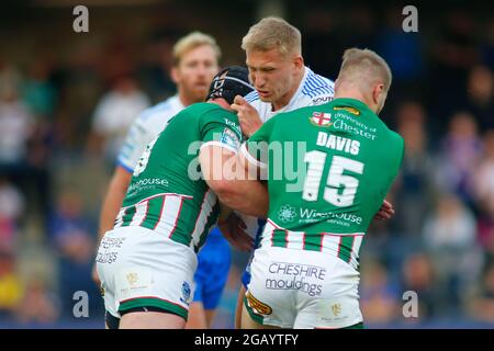 Leeds, Regno Unito. 01 agosto 2021. Emerald Headingley Stadium, Leeds, West Yorkshire, 1 agosto 2021. Betfred Super League - Leeds Rhinos vs Warrington Wolves Mikolaj Oledzki di Leeds Rhinos affrontato da Chris Hill e Matt Davies di Warrington Wolves. Credit: Touchinepics/Alamy Live News Foto Stock