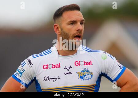 Leeds, Regno Unito. 01 agosto 2021. Emerald Headingley Stadium, Leeds, West Yorkshire, 1 agosto 2021. Betfred Super League - Leeds Rhinos vs Lupi di Warrington Luke Gale di Leeds Rhinos. Credit: Touchinepics/Alamy Live News Foto Stock