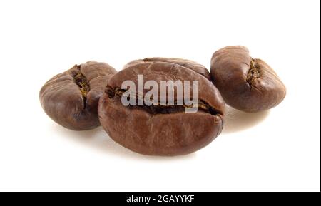 I chicchi di caffè arabica si avvicinano isolati su sfondo bianco Foto Stock