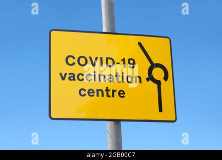 Centro medico di vaccinazione per il cartello stradale Covid-19 Foto Stock