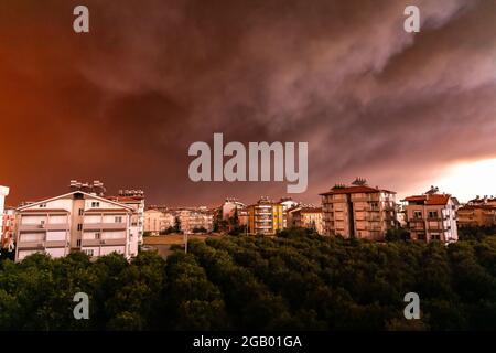 fuoco forestale ad Antalya, Manavgat Turchia, fumi, fumi in città, aerei da fuoco ed elicotteri che cercano di spegnere il fuoco. Foto Stock