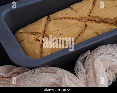 Pane fatto in casa senza glutine appena sfornato in una teglia da forno primo piano. Foto Stock