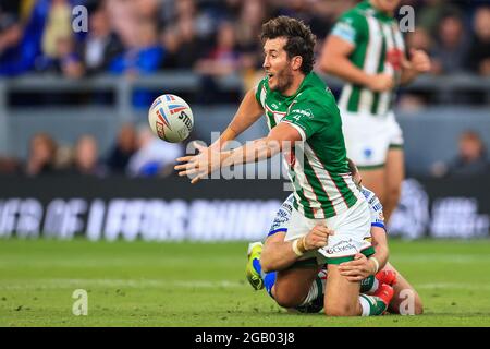 Leeds, Regno Unito. 01 agosto 2021. Stefan Ratchford (1) di Warrington Wolves scarica la palla mentre viene affrontato a Leeds, Regno Unito, l'8/1/2021. (Foto di Mark Cosgrove/News Images/Sipa USA) Credit: Sipa USA/Alamy Live News Foto Stock