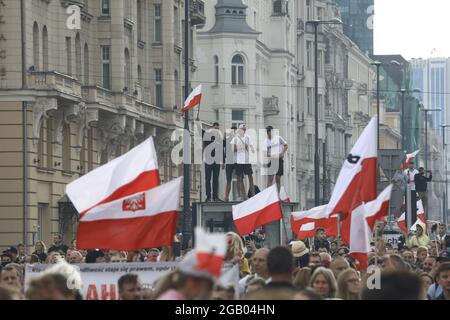 Varsavia, Polonia. 1 agosto 2021. La gente si riunisce per commemorare l'insurrezione di Varsavia, in Polonia, il 1° agosto 2021. Il 1° agosto 1944, la resistenza sotterranea polacca, guidata dall'Esercito Polacco di Casa, iniziò una grande operazione militare per liberare Varsavia dall'occupazione nazista. La rivolta, durata 63 giorni, fu il più grande sforzo militare di qualsiasi resistenza europea contro la Germania nazista. Credit: Jaap Arriens/Xinhua/Alamy Live News Foto Stock
