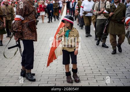 Varsavia, Polonia. 01 agosto 2021. Un ragazzino è vestito come insorrente durante il marzo.migliaia di persone hanno preso parte ad una marcia organizzata dal campo radicale Nazionale (ONR) e da altre organizzazioni nazionaliste per commemorare il 77° anniversario dell'insurrezione di Varsavia (Powstanie Warszawskie). Credit: SOPA Images Limited/Alamy Live News Foto Stock