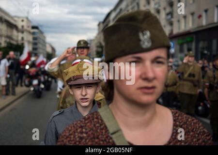 Varsavia, Polonia. 01 agosto 2021. I partecipanti si sono vestiti come ribelli durante la marcia rivolta a Varsavia.migliaia di persone hanno partecipato ad una marcia organizzata dal campo radicale Nazionale (ONR) e da altre organizzazioni nazionaliste per commemorare il 77° anniversario dell'insurrezione di Varsavia (Powstanie Warszawskie). (Foto di Attila Husejnow/SOPA Images/Sipa USA) Credit: Sipa USA/Alamy Live News Foto Stock