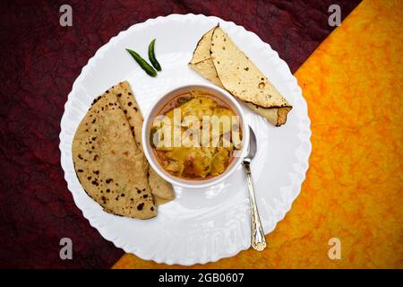 Papad ki sabji un piatto di cucina indiana del nord-ovest dal rajasthani e gujarati stato in india. Tradizionale contorno di curry servito in ciotola e pl Foto Stock