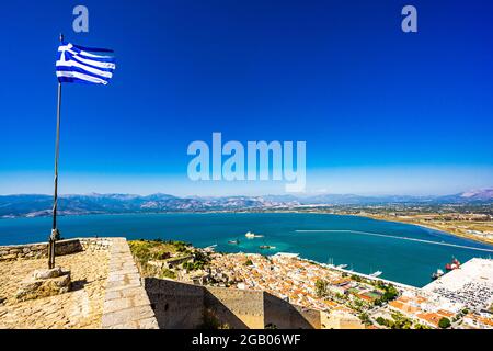 Bandiera greca sventolando sulla Fortezza di Palamidi a Nafplion, Argolis - Grecia Foto Stock