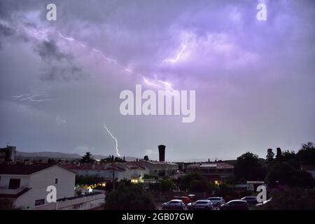 Vendrell, Spagna. 31 luglio 2021. Fulmini colpisce durante una tempesta nel quartiere marittimo di Sant Salvador.grandi nuvole e una tempesta di fulmini ha innescato una grande pioggia nella città di Vendrell. L'Agenzia Meteorologica di Stato (Aemet) mantiene l'allarme (giallo) in Catalogna. (Foto di Ramon Costa/SOPA Images/Sipa USA) Credit: Sipa USA/Alamy Live News Foto Stock