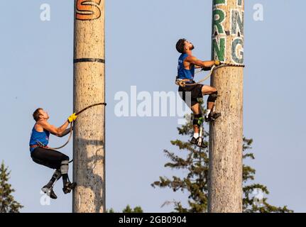 Hayward, Stati Uniti. 1 agosto 2021. I partecipanti gareggiano in arrampicata durante il 61esimo Campionato Mondiale Lumberjack a Hayward, Wisconsin, Stati Uniti, il 31 luglio 2021. I campionati che si sono tenuti qui hanno mostrato i lumberjacks e i lumberjills che competono nel segare, nel tagliere, nell'arrampicata di velocità, nel rotolando del ceppo e nel braccio-running. Credit: Joel Lerner/Xinhua/Alamy Live News Foto Stock