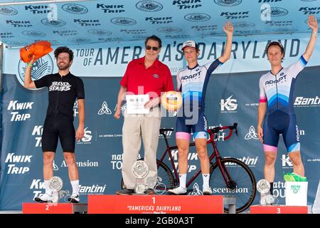 Wauwatosa, WI/USA - 27 giugno 2021: Vincitori Eli Keyes(c), Nate Coleman(l) e Daniel Fauling(r) di Mens tre quattro categorie Tour of Americas Dairyland. Foto Stock