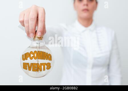 Titolo concettuale prossimi eventi. Foto concettuale le prossime occasioni pubbliche o sociali previste Lady in outfit tenendo la lampada capovolta Foto Stock