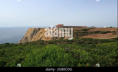 Monastero medievale derelict sulla cima della scogliera costiera che domina l'Atlantico, Cabo Espichel, Portogallo Foto Stock