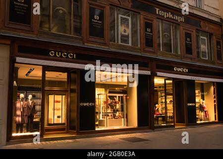 Vienna, Austria - 10 ottobre 2019: Veduta del front store Gucci, un marchio italiano di lusso di moda e pelletteria, in una strada di Vienna, Austria. Foto Stock
