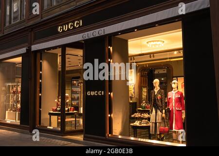 Vienna, Austria - 10 ottobre 2019: Veduta del front store Gucci, un marchio italiano di lusso di moda e pelletteria, in una strada di Vienna, Austria. Foto Stock
