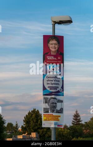 Germania , Lübbenau , 01.08.2021 , nel periodo che ha fatto le elezioni federali del 2021, i manifesti elettorali di vari partiti appendono sui pali di illuminazione stradale Foto Stock