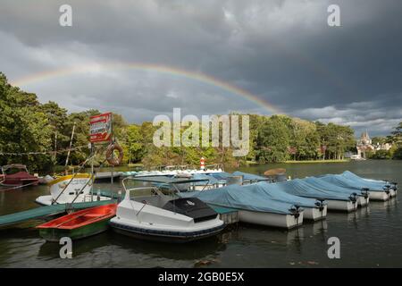 Bassa Austria, Austria - 10 ottobre 2019: Vista del porto delle barche vicino a Franzensburg, un castello a Laxenburg, nel giorno nuvoloso delle piogge a bassa Austria, Au Foto Stock