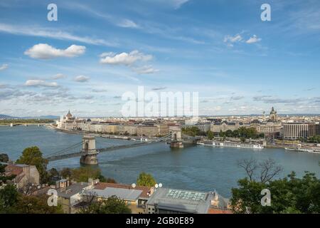 Budapest, Ungheria - 11 ottobre 2019: Vista aerea dello skyline di Budapest del Ponte delle catene del Danubio, barca e città, la capitale e la più popolosa Foto Stock