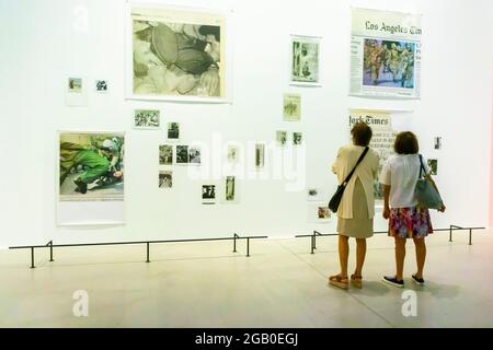 Arles, Francia, persone in visita Galleria d'Arte in Luma Arles centro d'arte, Mostra di Fotografia, Mostra di Gruppo, Massimità in Mechanique edificio generale Foto Stock