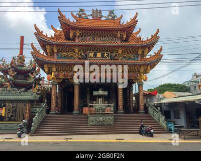 Kaohsiung, Taiwan - 11 luglio 2015: Vista di un santuario cinese sull'isola di Cijin, un distretto della città di Kaohsiung, Taiwan, che copre nel Mar Cinese Meridionale. Foto Stock