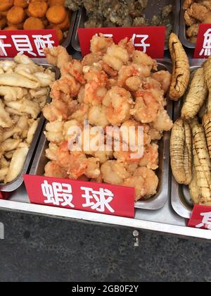 Kaohsiung, Taiwan - 11 luglio 2015: Vista del cibo di strada di Fried sull'isola di Cijin, un distretto di Kaohsiung City, Taiwan, che copre nel Mar Cinese Meridionale. Foto Stock