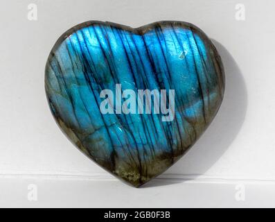 Labradorite naturale a forma di cuore in pietra lucidata che mostra labradorescenza Foto Stock