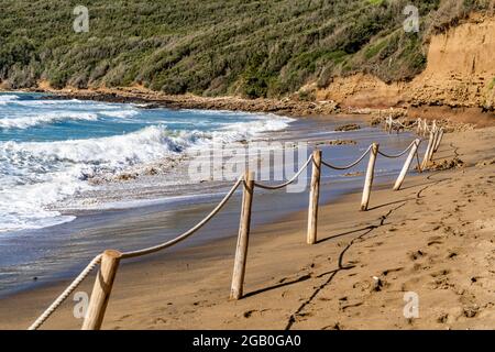 La spiaggia sabbiosa del Golfo di Baratti, nel comune di Piombino, lungo la Costa degli Etruschi, provincia di Livorno, Toscana, Italia Foto Stock