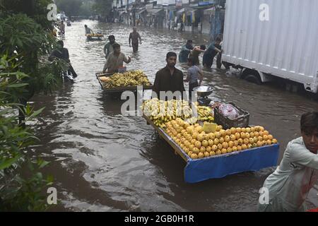 Lahore, Pakistan. 31 luglio 2021. I pendolari pakistani si muovono attraverso una strada allagata dopo un pesante incantesimo monsone nella capitale provinciale Lahore. (Foto di Rana Sajid Hussain/Pacific Press) Credit: Pacific Press Media Production Corp./Alamy Live News Foto Stock