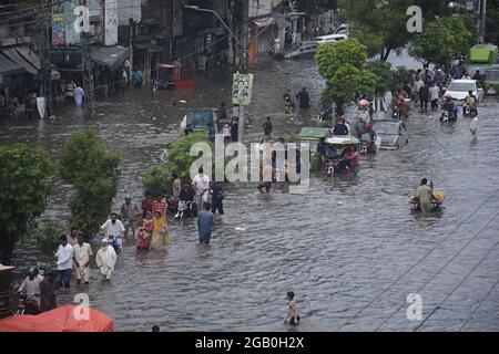 Lahore, Pakistan. 31 luglio 2021. I pendolari pakistani si muovono attraverso una strada allagata dopo un pesante incantesimo monsone nella capitale provinciale Lahore. (Foto di Rana Sajid Hussain/Pacific Press) Credit: Pacific Press Media Production Corp./Alamy Live News Foto Stock