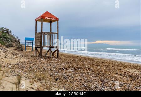 La spiaggia sabbiosa del Parco Naturale di Rimigliano con torrente bagnino, nel comune di San Vincenzo, provincia di Livorno, Toscana, Italia Foto Stock