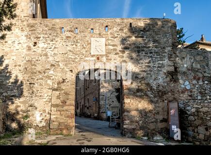 L'ingresso del borgo medievale di Populonia con lo stemma della famiglia Appiani, comune di Piombino, Toscana, Italia. Foto Stock