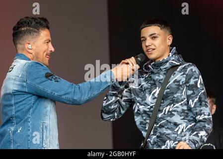 Peter Andre con il figlio Junior Andre si esibisce sul palco al concerto di musica Fantasia a Maldon, Essex, Regno Unito, subito dopo l'abolizione delle restrizioni COVID Foto Stock