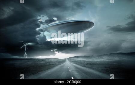 Una grande astronave aliena che emerge dalle nubi della tempesta sulla terra. Illustrazione 3D. Foto Stock