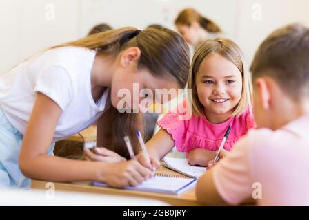 Studenti che svolgono compiti di squadra Foto Stock