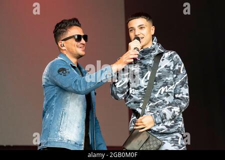 Peter Andre con il figlio Junior Andre si esibisce sul palco al concerto di musica Fantasia a Maldon, Essex, Regno Unito, subito dopo l'abolizione delle restrizioni COVID Foto Stock