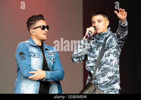 Peter Andre con il figlio Junior Andre si esibisce sul palco al concerto di musica Fantasia a Maldon, Essex, Regno Unito, subito dopo l'abolizione delle restrizioni COVID Foto Stock