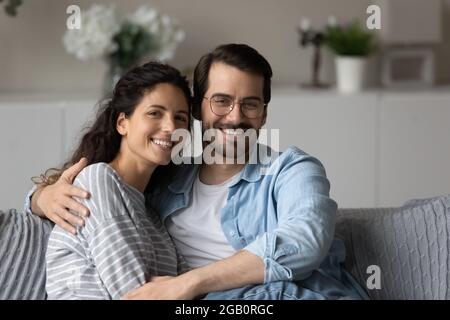 Felice riuscita millennial coppia testa ritratto girato Foto Stock