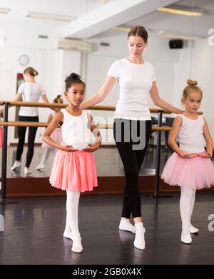 Insegnante di balletto e due bambine Foto Stock