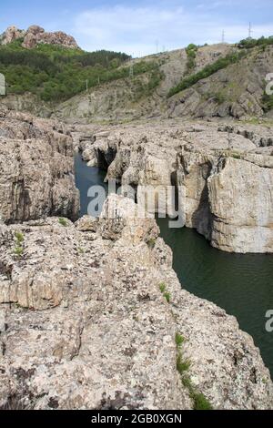 Sheytan Dere (fiume Shaitan) Canyon sotto la diga di Studen Kladenets Reservoir, Bulgaria Foto Stock