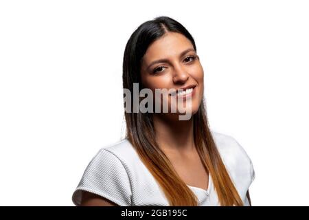 Giovane bella ed esotica donna ispanica sorridente felice e rilassata isolata su sfondo bianco Foto Stock