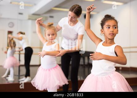 Insegnante di balletto e due bambine Foto Stock