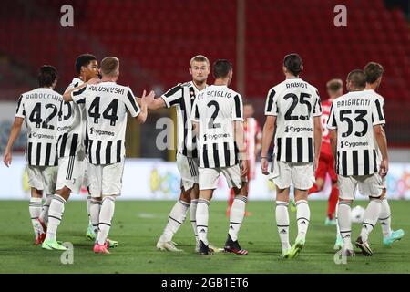 Monza, 31 luglio 2021. Dejan Kulusevski della Juventus festeggia con i compagni di squadra dopo aver segnato per dare alla parte un vantaggio 2-0 durante la partita pre-stagione amichevole all'U-Power Stadium di Monza. L'immagine di credito dovrebbe essere: Jonathan Moscop / Sportimage Foto Stock