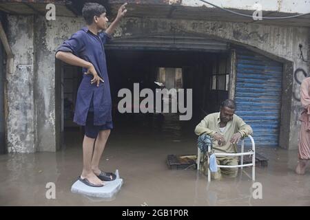 Lahore, Pakistan. 31 luglio 2021. I pendolari pakistani attraverseranno una strada allagata dopo un pesante incantesimo monsone nella capitale provinciale Lahore, Pakistan, il 31 luglio 2021. (Foto di Rana Sajid Hussain/Pacific Press/Sipa USA) Credit: Sipa USA/Alamy Live News Foto Stock